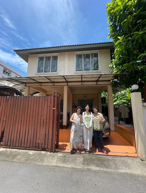 Living local house, 9 min bts , 20DMK airport