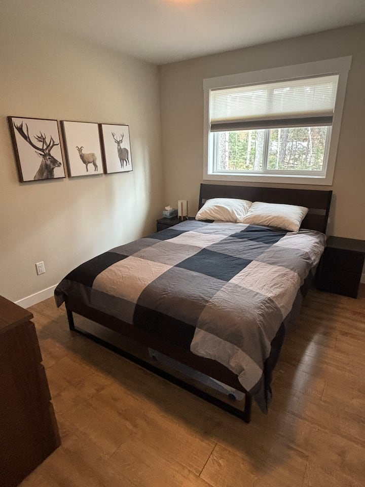 Საძინებელი 152 × 203 სმ ზომის საწოლით