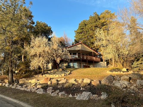 Cozy North Ogden Cabin • Hot Tub • Mountain Views