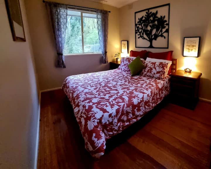 Mantas eléctricas con calefacción, un calentador portátil y una hermosa vista serena para dormir y despertar. También me gusta mucho la luz del cielo porque puedes ver las estrellas a través de ella. 
(¡Esta es mi habitación favorita!)