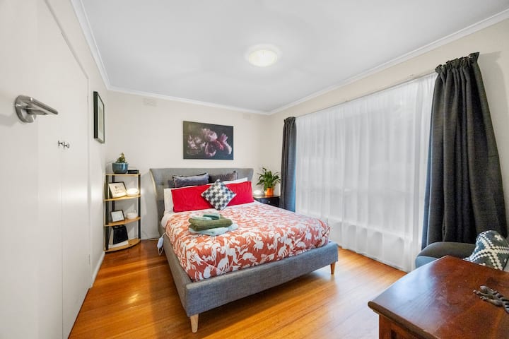 ¡Conecta un USB o tu dispositivo favorito a mi proyector y mira películas en el techo desde la comodidad de tu acogedora cama! También puedes colocarlo en cualquier pared.