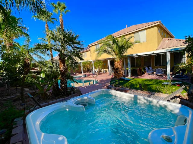 Your Oasis Retreat awaits Waterfall Pool Hot-tub gallery image 3