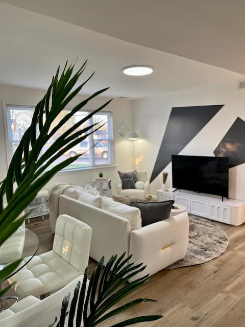 Chic, Clean 4BR/2BTH -Minutes from Downtown