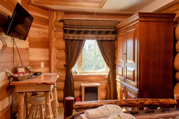 Bear's Den @ Alaska Knotty Pine-private Bathroom - Palmer, AK