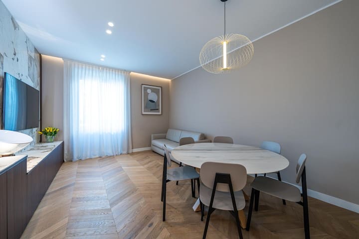 Piazza Fontana Duomo View