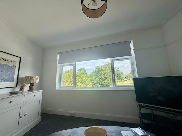 Overlooking Chalkwell Green, 2 Bed Flat - Southend-on-Sea