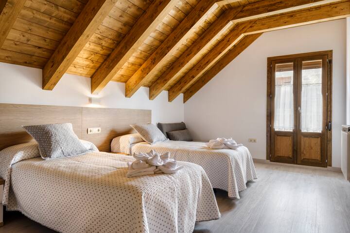 Спална соба 2 abuhardillado на вториот кат од дуплексот