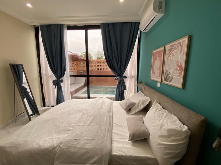 חדר אלגנטי עם נוף ישיר לג'קוזי. תוכלו להתעורר בנעימות מול אזור הרגיעה, אידיאלי למנוחה בכל שעה ביום.