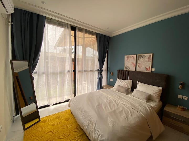 חדר אלגנטי עם נוף ישיר לג'קוזי. תוכלו להתעורר בנעימות מול אזור הרגיעה, אידיאלי למנוחה בכל שעה ביום.