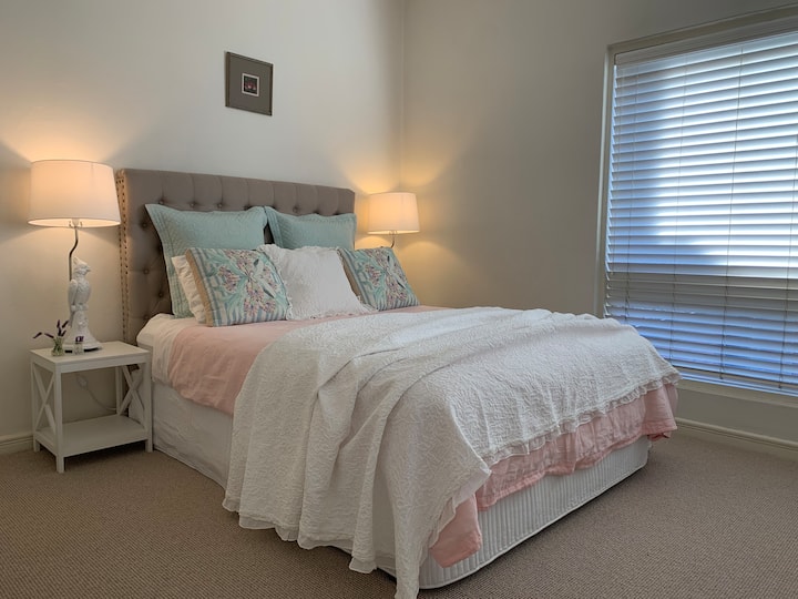 Спалня 2 - с двойно легло, френски ленени завивки и свежи бели чаршафи от памук с качество на хотелски чаршафи.