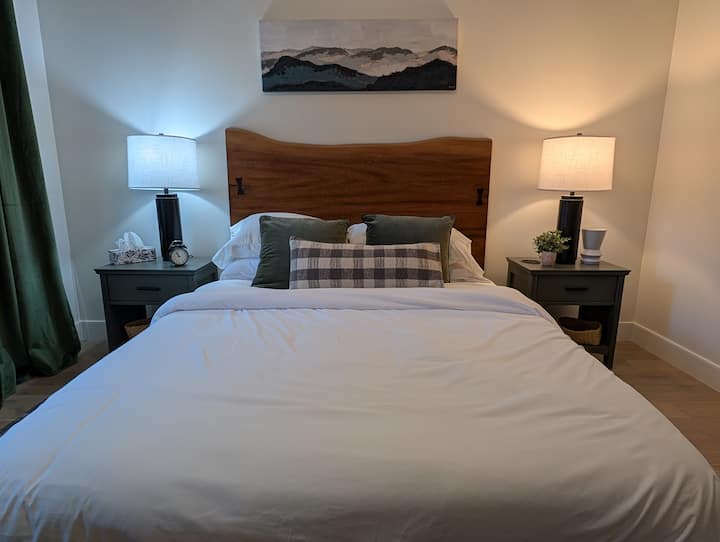 Cama tamaño queen con sábanas blancas y frescas, armario espacioso con sistema de almacenamiento. Tiene vistas al patio lateral.