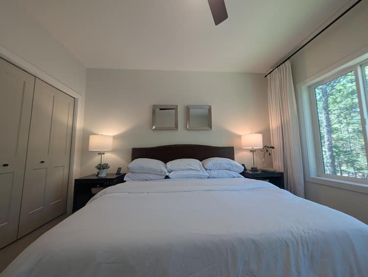 Amplia habitación con cama tamaño «king», escritorio grande y monitor de PC