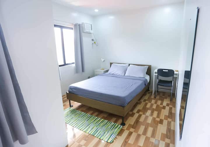 ห้องนอนใหญ่มีเตียงควีนไซส์ 1 เตียง โต๊ะข้างพร้อมโคมไฟ โต๊ะทำงานพร้อมเก้าอี้ กระจกยาวเต็มตัว และผ้าม่านด้านหลัง 

มีที่นอนวางพื้นสำหรับผู้เข้าพักเสริม  