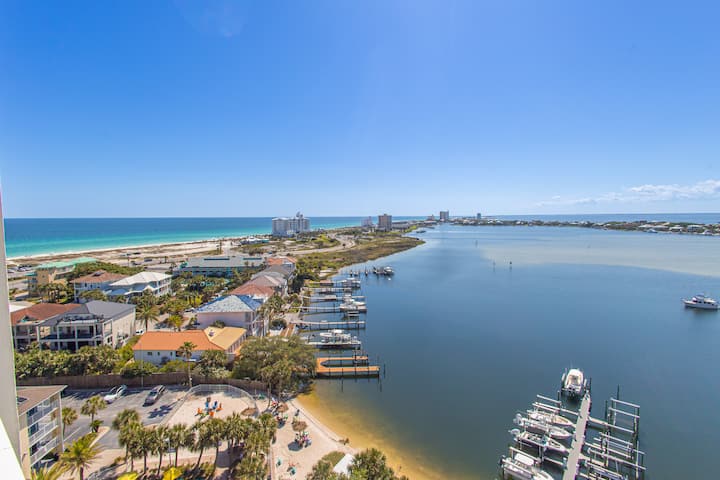 Harbor View Retreat • Balcony • Pool • Sleeps 7 - ペンサコーラ・ビーチ, FL