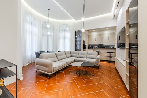 Premium 3BR Villa Stay | Balcony & Parking