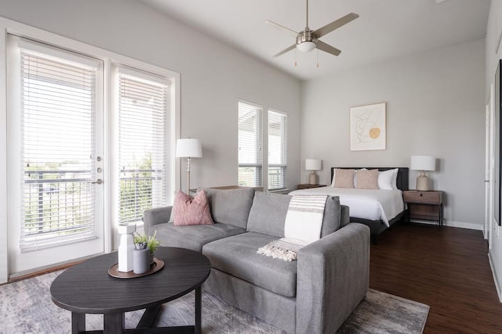 Landing | Stunning Studio, Pool, Yoga Studio - Kyle, TX