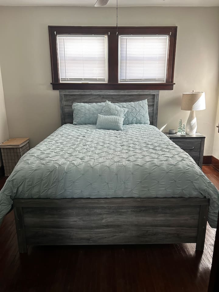 ¡Cama tamaño queen muy cómoda con sábanas frescas para ayudarte a ponerte al día con esos zzz! El reloj de la mesita de noche también sirve como máquina de sonido y es una forma estupenda de relajarse. 