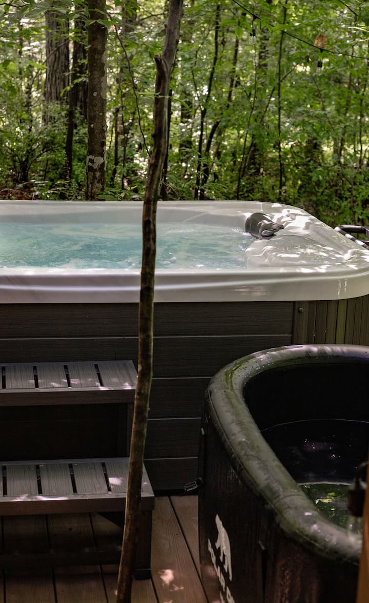 Romantic Treehouse Getaway with Private Hot Tub