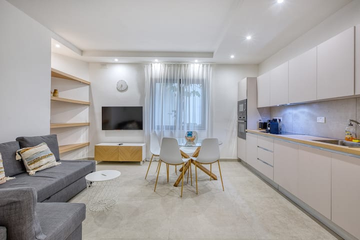 Charming Sliema Escape | Bright 2br Near Seafront - 馬爾他