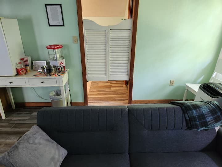 The Poplar One: Private Cottage & Garage - Wheeling, WV