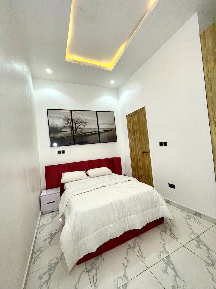 Tercer dormitorio totalmente amueblado con una cama acogedora, ropa de cama de primera calidad, armario, aire acondicionado y una decoración serena, ideal para huéspedes o familias que buscan comodidad, privacidad y un sueño reparador durante su estadía.