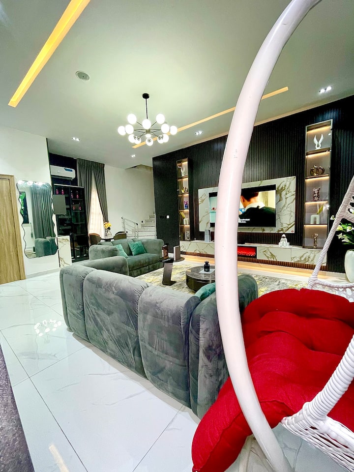 Sala de estar moderna bellamente amueblada con Smart TV, Netflix, altavoz Bluetooth, aire acondicionado, electricidad las 24 horas, los 7 días de la semana, comedor y un espacio de trabajo dedicado, perfecto para relajarse, trabajar o entretenerse durante tu estadía.