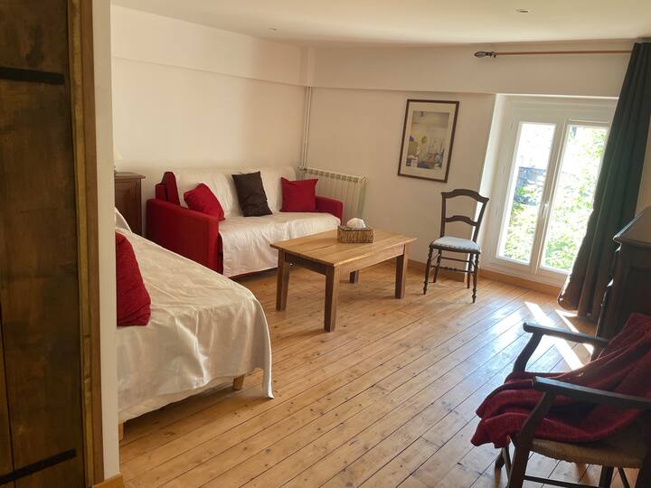 Dnevni boravak s kaučem opremljenim krevetom za 2 osobe koji se nalazi na prvom katu 