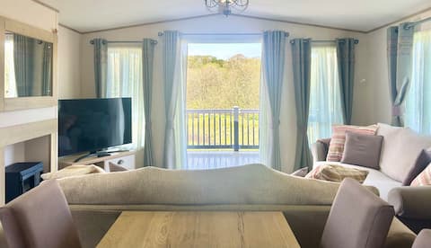 Top performing Airbnb: Tranquil riverside setting in Cornwall