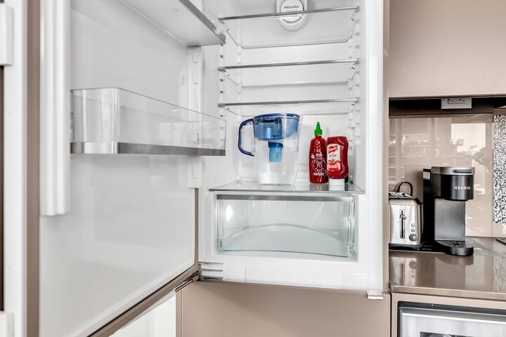 Penthouse 41st Floor with Parking, Gym & Views! gallery image 3