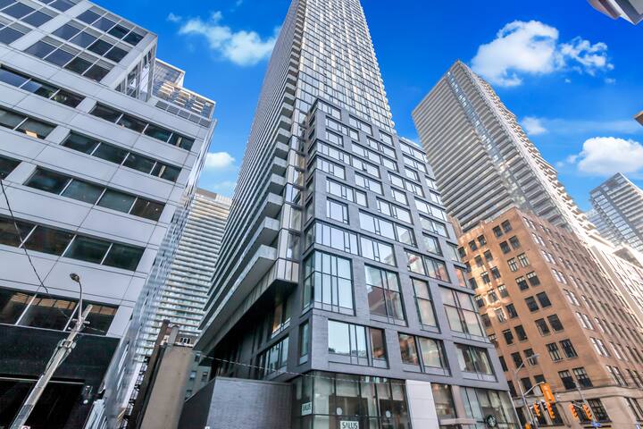 Penthouse 41st Floor with Parking, Gym & Views! gallery image 4