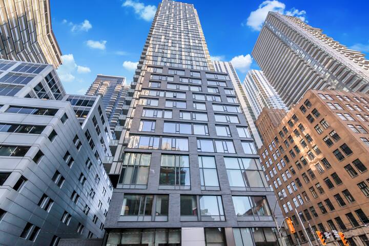 Penthouse 41st Floor with Parking, Gym & Views! gallery image 5