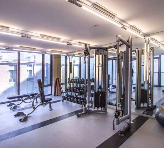 Penthouse 41st Floor with Parking, Gym & Views! gallery image 2