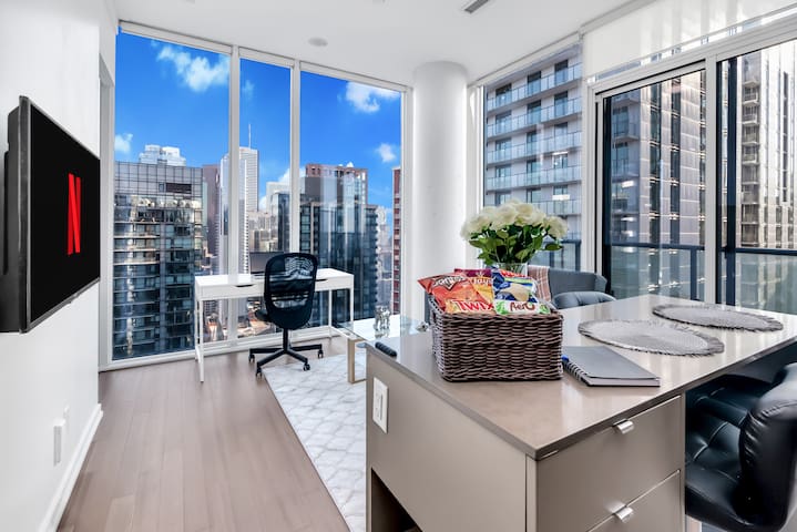 Penthouse 41st Floor with Parking, Gym & Views!