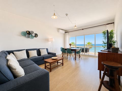 [Seafront with View] Spacious with A/C and WiFi
