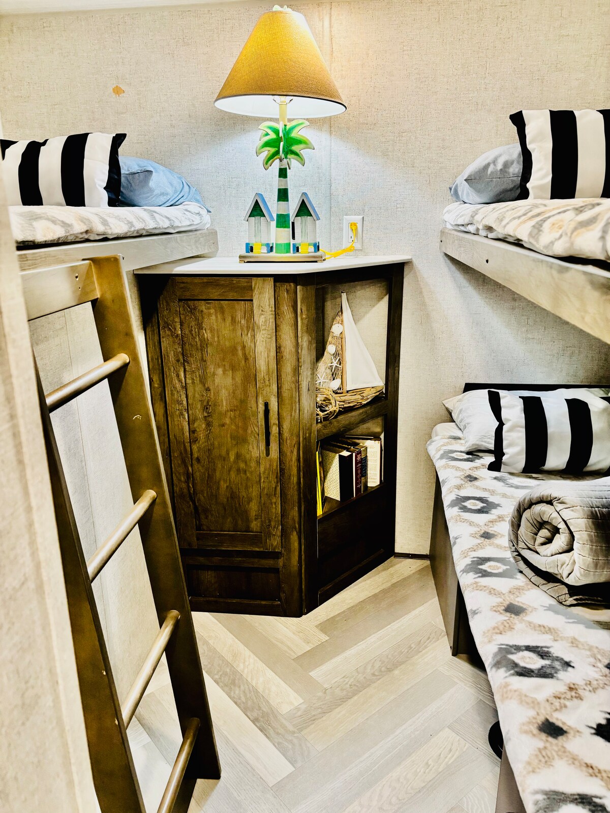 Acogedor refugio en autocaravana | Cerca de la playa y Camp Lejeune - Casas  rodantes en alquiler en Sneads Ferry, Carolina del Norte, Estados Unidos -  Airbnb, image size:1200x1600