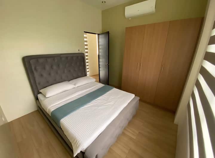 Dormitorio en la planta superior: cama tamaño queen