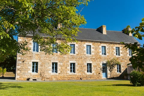 Large cottage close to the sea. Quiet and landscaped park