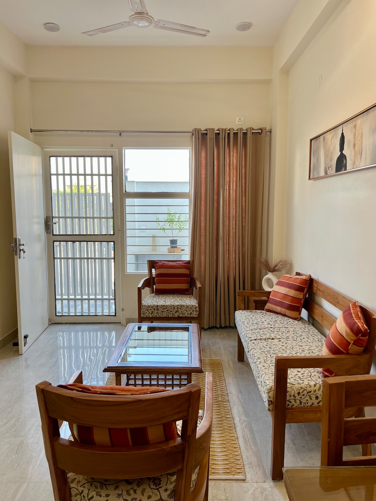 Შეაბიჯეთ ნათელ და ჰაეროვან მისაღებ ოთახში 5 ‑ ადგილიანი ხის დივნით, 43"‑ იანი LED-ტელევიზორითა და მყუდრო 2 ‑ ადგილიანი სასადილო მაგიდით. Მზის სინათლე ავსებს სივრცეს და ქმნის თბილ ატმოსფეროს დასვენებისთვის, მედიტაციისთვის ან ვიპასანა - თქვენი მშვიდი კუთხე განტვირთვისთვის.