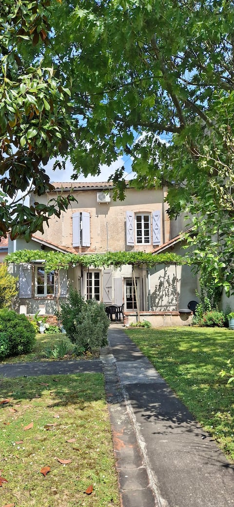 Beautiful and large house and its private garden