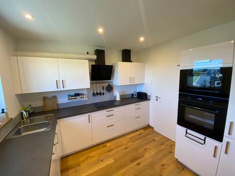 Erfolgreiche Airbnb-Immobilie: Holiday apartment Hopfenblick with rooftop terrace in Bodenseekreis