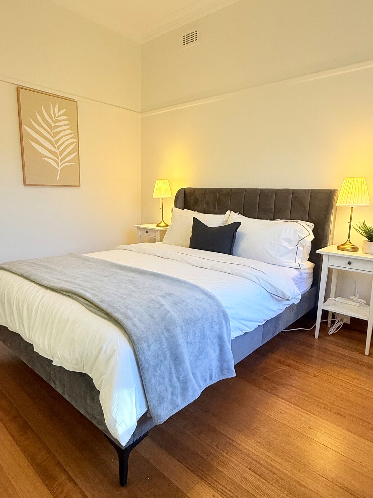 Jedna manželská posteľ (153 × 203 cm) 