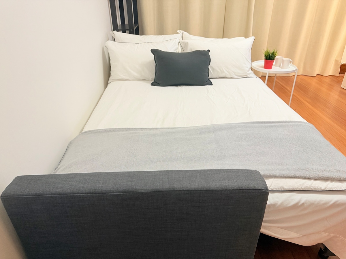 3-miestna pohovka v obývacej izbe sa dá ľahko premeniť na pohodlnú posteľ (143 × 199 cm).