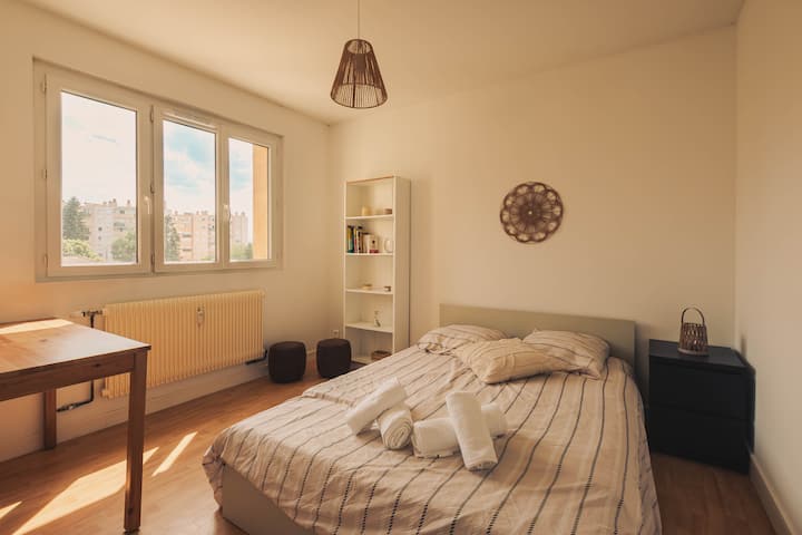 dhoma e gjumit me krevat dopio, tavolinë pranë krevatit, hapësirë pune.