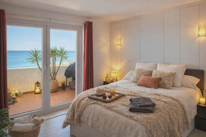 Second bedroom with terrace access and sea view
