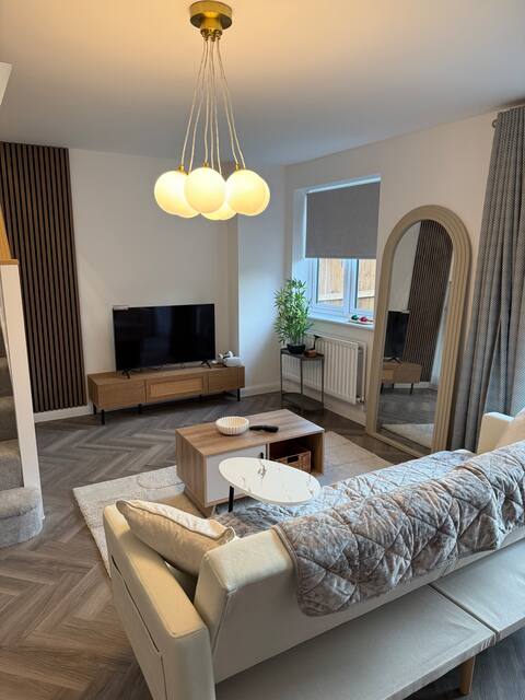 3 Bedroom House, Corby check hot tub availability