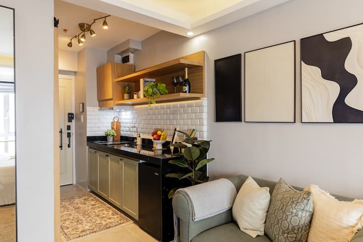 Tomas Morato Suites
Disney+ Netflix Queen Bed - Quezon City