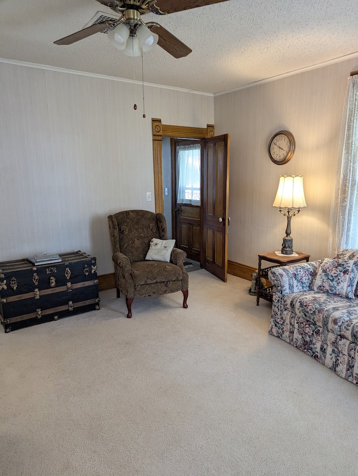  המצעים של הספה נמצאים בחזה.