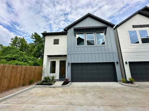 Successful Airbnb property: Modern 3BR Near Downtown Houston Attractions in Northside / Northline