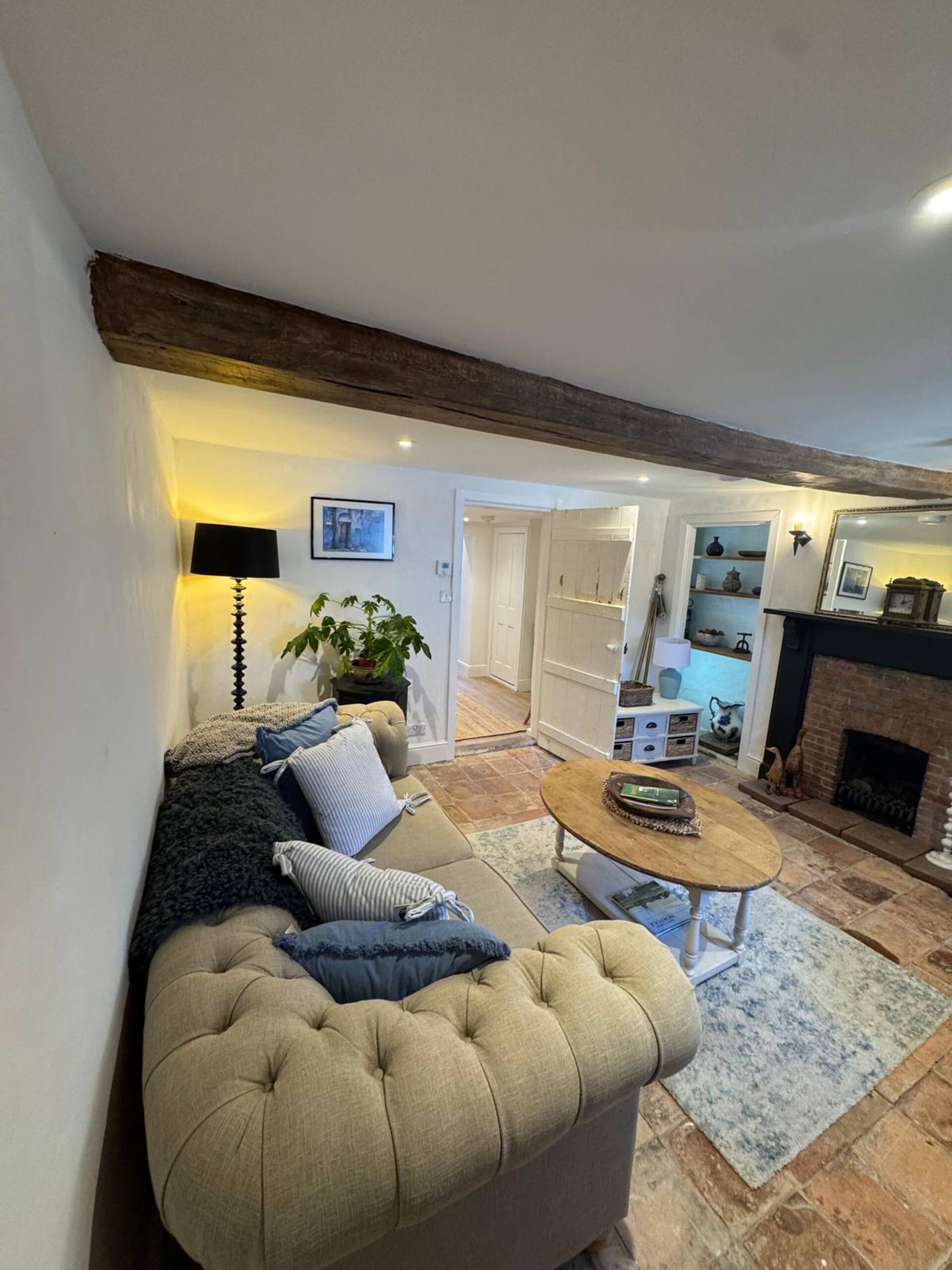 2 bed quaint cottage w/parking