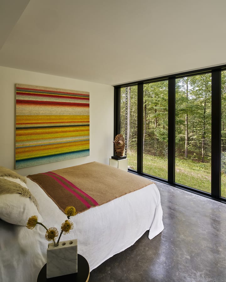Dormitorio principal con ventanales de suelo a techo. Es genial observar la vida silvestre.